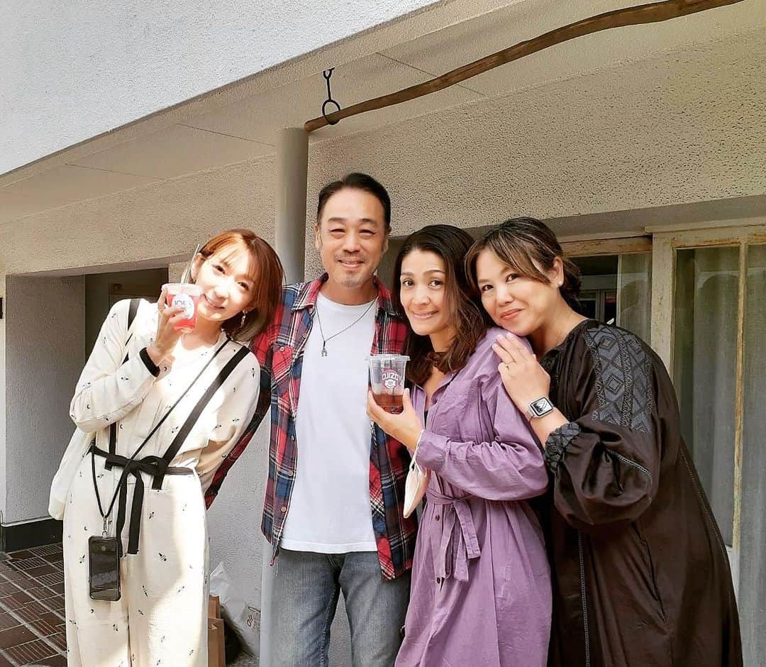 大河内奈々子のインスタグラム：「・ ・ クリスありがとう💛  今回も　よしこちゃん&りっちゃんとお邪魔しました。  自分の体を大事に労われる物ばかりが集まった フェスリエゾンの展示会。  おうち時間をもう一度見直して　 贅沢な時間にしてみます😊  おすすめのもの　ご紹介させてもらいますね！  #フェスリエゾン #大河内奈々子 #nanakoohkouchi #fesliaison」