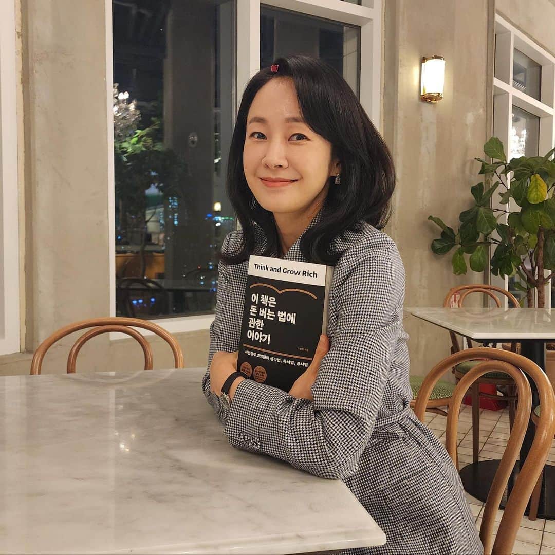 のインスタグラム：「#가을은독서의계절🍁 #새로나온책 #이책은돈버는법에관한이야기 #고명환  모든 일에 최선을 다하고 성실하게 감사하게 기쁘게 사는 우리 형부의 삶이 녹아져 있는 책📖💼😃👍 형부~~ 이 책 다 읽으면 저두 돈 많이 벌게되나요^^😆」