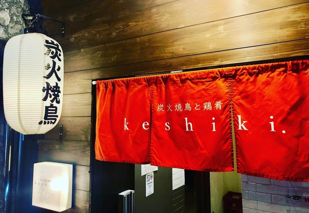 たつをのインスタグラム：「とある晩御飯 ・ 元芸人さんが店主の明るいお店！ ・ 焼鳥も美味しいんですけど、「白ワインのタレ」とか「バルサミコのタレ」など、ちょっとした工夫があるので、いろんな味が味わえるんだよ。 ・ カウンターのみのお店ですが、店主と近いのが逆にオススメかも！ ・ ・ 店名:炭火焼鳥と鶏肴keshiki. 住所:大阪府大阪市中央区東心斎橋1-14-19 三河ビル 1F 営業:18:00〜翌5:00(L.O.4:00) 休み:水曜日 ・ ・ #とある晩御飯 #大阪 #心斎橋 #焼鳥 #炭火焼鳥と鶏肴  #おすすめのお店  #居酒屋 #ビール #グルメ  #鳥料理 #大阪グルメ  #美味しい #つくね #手羽先  #生ビール #旨い #地鶏」