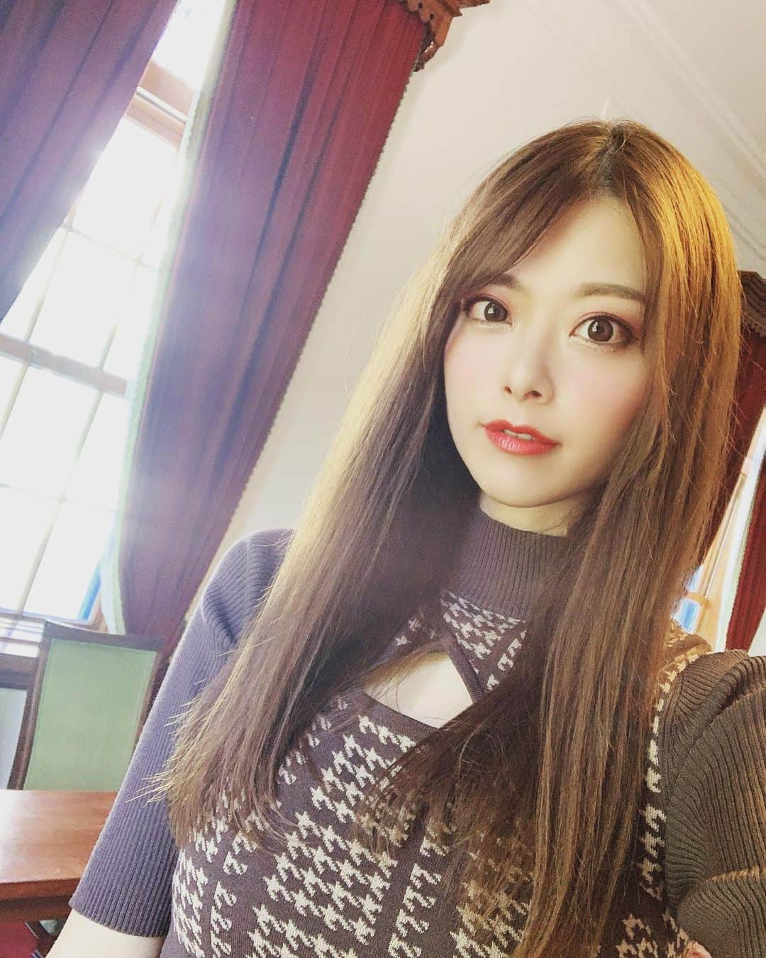 のインスタグラム：「久しぶりの札幌で、仕事もしつつ、両親とおでかけしつつ、友人にも会いつつ、、、 めちゃくちゃ過密スケジュールでしたが、楽しい札幌でした😍 仕事終わりに会ってくれたり、時間作ってくれた友人に感謝です😆 そして、相変わらずお母さんの美味しいご飯食べ過ぎて太ったかもしれない、、 東京戻ったら体型戻します😅😅 戻るさみしー😂😂😂  #札幌 #撮影会企画　#撮影会主催 #撮影　#撮影会モデル　#モデル　#model #ポートレート　#ポートレート #japanesegirl #レースクイーン #ラウンドガール」