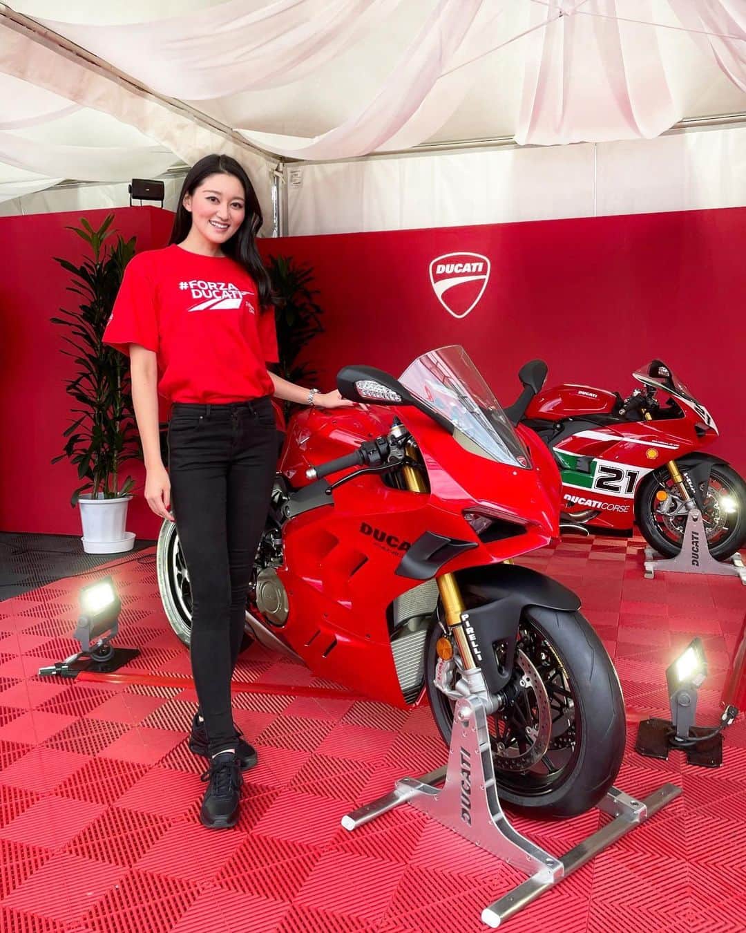 岩波彩華のインスタグラム：「motoGP🏍🇯🇵 DUCATI❤️  #motogp #motogpjp #ducati #ducaticorse #forzaducati」