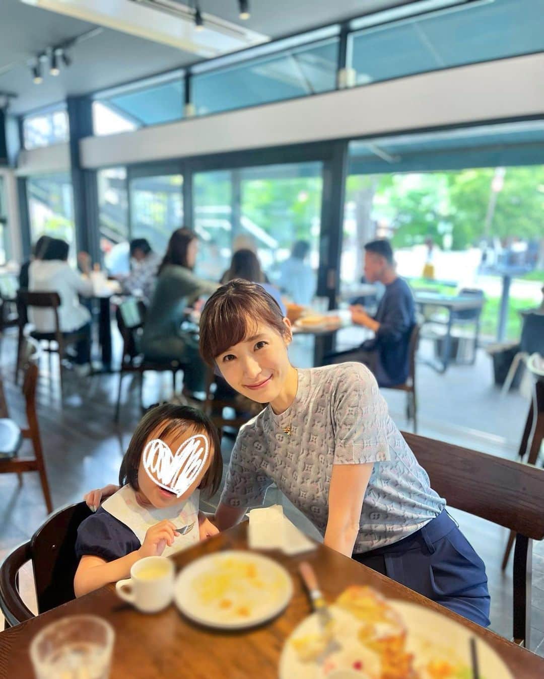 小林真由のインスタグラム：「夏の軽井沢📸☁️ ⁡ 3枚目。 相変わらずなんでも作りたい！欲の塊。 作った後の行方をもう少し気にしてほしいくらい😂 ⁡ 5枚目のゴーカート。 娘も最後までドキドキする〜がんばれ〜🥹と応援してくれました笑　　　 パパにもらった写真の私、本気すぎて確かに心配になるね🥹 友達にパパは運転上手いんだけど、ママはちょっと上手じゃないの..🤣と笑って伝えてたの聞こえてたよ🥹 ⁡ ⁡ #ファッション #コーデ #ママコーデ #女の子ママ #男の子ママ #ママライフ #コーディネート #３歳 #２歳 #ベビー #二人育児 #軽井沢 #旅行 #子連れ旅行 #国内旅行」