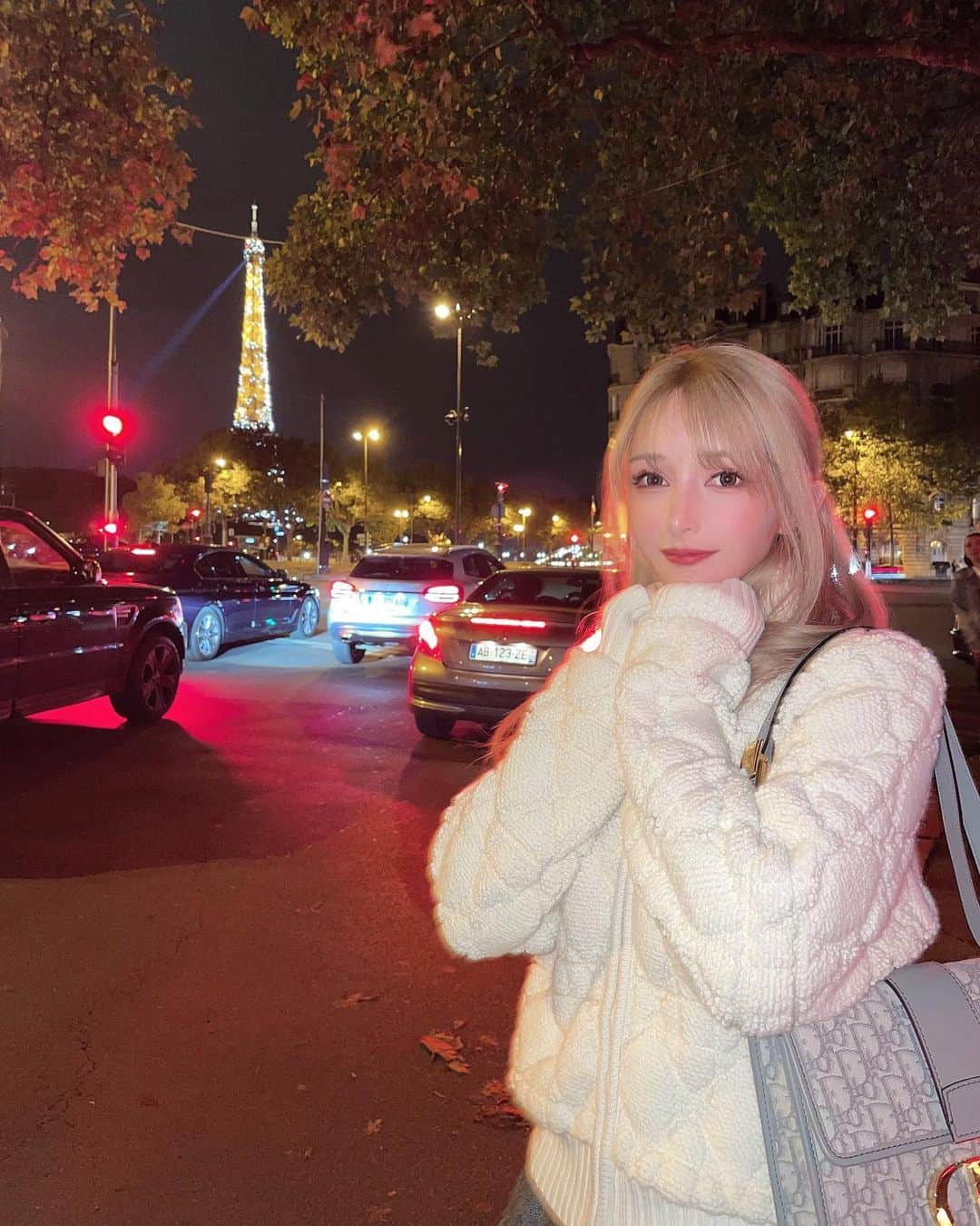 MIRIさんのインスタグラム写真 - (MIRIInstagram)「キラキラ🗼✨  夜のParisは冷えますな🇫🇷  #エッフェル塔 #eiffeltower  #イルミネーション  #paris #dior #invitation  #plazaathenee  #trip #travel #hotel  #🇫🇷 #海外 #旅行  #france #fashion #fashionweek  #ディオール #招待 #フランス #パリ #プラザアテネ　 #ファッションウィーク  #ファッション #パリコレ #dinner #🍽 #お散歩 #alldior」9月27日 16時47分 - miri.o3