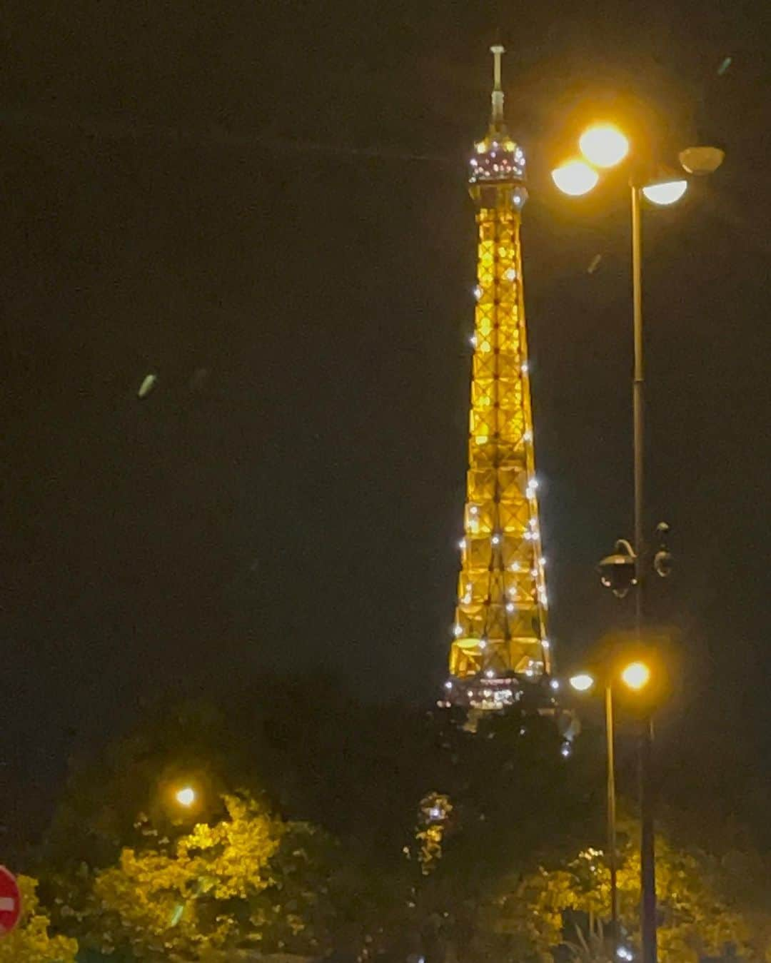 MIRIさんのインスタグラム写真 - (MIRIInstagram)「キラキラ🗼✨  夜のParisは冷えますな🇫🇷  #エッフェル塔 #eiffeltower  #イルミネーション  #paris #dior #invitation  #plazaathenee  #trip #travel #hotel  #🇫🇷 #海外 #旅行  #france #fashion #fashionweek  #ディオール #招待 #フランス #パリ #プラザアテネ　 #ファッションウィーク  #ファッション #パリコレ #dinner #🍽 #お散歩 #alldior」9月27日 16時47分 - miri.o3