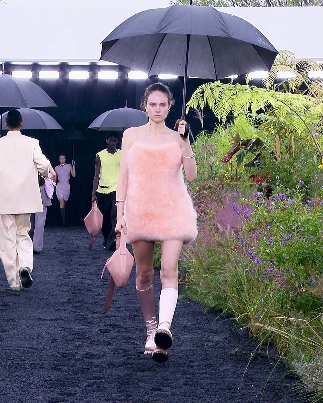 ジルサンダーのインスタグラム：「#JILSANDER Women’s and Men's Spring/Summer 2023 Watch the full show on jilsander.com #JilSanderbyLucieandLukeMeier」