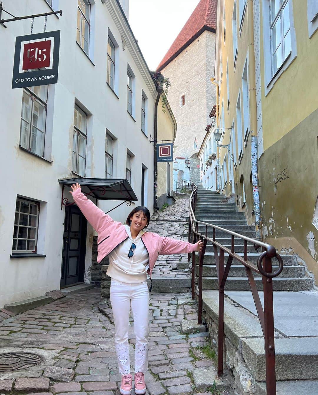 加藤未唯さんのインスタグラム写真 - (加藤未唯Instagram)「エストニアのタリン🇪🇪 旧市街に行ってきました、 とっても綺麗な街並みで惚れました💙🖤🤍  4枚目の写真撮るのに、1.5€かかりました🥹 このおじさんが呼び込みやってたレストランに行ったから、チップいらないと思って写真頼んだけど、しっかり取られたよ💸 それでも好きよ💓 #タリン #旧市街 #エストニア #バルト三国  #tallinn #estonia #🇪🇪 #travel 👟👚🥼 @adidastokyo  👖 @toryburch  🕶 @tenniscanada 's players gift」9月27日 17時16分 - miyukato1121