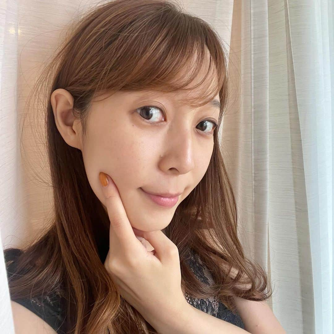 小野澤玲奈さんのインスタグラム写真 - (小野澤玲奈Instagram)「私の秋の風物詩といえば 大好きなぶどう🍇に梨🍐に… 「フェイシャリスト FPプログラム14a」  シーボンの「FPプログラム」は毎年秋に愛用している MYベスト美容液のひとつであります🧖🏻‍♀️  3ml × 14本の薬用美容液で、 １日朝晩で１本、14日間続けて使います。 小さくてかわいい見た目ですが、かなりの実力派✨ 整ったキメに導いてくれる集中ケアで リピーターが多いんだそう！  私も初めて使った時、ツルツル感に驚きました😂  贅沢ケアなので私は年１回、９月に☺️  なぜ９月かというと… 季節の変わり目を何とかしたい！というのと ９月は３本増量キャンペーンがあってお得だからです。笑 (３本はここ一番のとき用に大事に取っておきます)  サラッとしたテクスチャーで 顔全体がびっしょりするくらいつけるのですが スーッとお肌に行き渡る感覚です！  ２週間使い切った後、 サロンでのお肌のキメチェックには大満足☺️  スムーズに秋に移行できる名品だと思います✨  ------------------- アンバサダー特典は最後の画像をご覧ください♪ ------------------- #シーボン #シーボン公式アンバサダー  #cbon#マイシーボン #フェイシャリストサロン #集中美容液 #集中ケア #季節の変わり目ケア #すっぴん失礼🙏#ご褒美スキンケア #アラサー美容  #基礎化粧品#美容 #美容マニア #花嫁美容 #美容女子 #スキンケア #スキンケアマニア #フェイシャルケア #ツヤ肌  @cbon.co.jp」9月27日 17時34分 - reina.onozawa