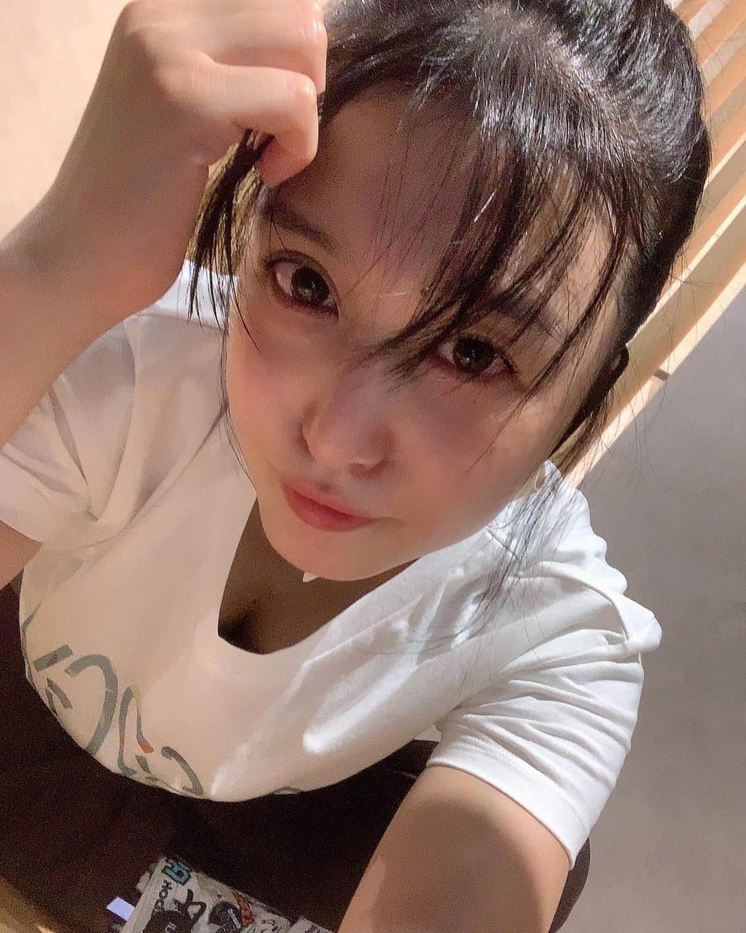 古川いおりのインスタグラム：「今日もトレーニング‼︎ 本日は上半身でした💗💗💗 ちなみに写真はトレーニング前ねww こんなに暑いと思わなくてしっかり歩いてジムに向かって既に汗だくww  その後も沢山歩いたので 明日のためにしっかりお風呂入ってまた汗出して美味しいお水を飲むんだぁ🛀💗💗  今日もありがとうございます✨ 次回は下半身‼︎  またお世話になります✌️✨✨」