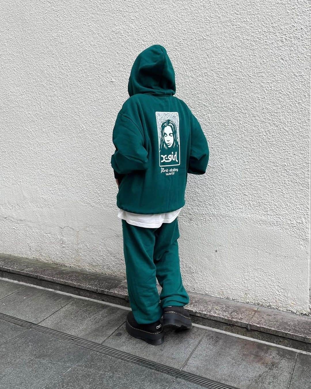 XGIRL_ootdのインスタグラム：「#xgirl_ootd @__wendys2 145cm 　 X-girl HIROSHIMA STAFF 　 ------------------------------------ ▪️NOISE FACE ZIP UP SWEAT HOODIE ￥13,200(税込) ▪️NOISE FACE SWEAT PANTS ￥9,900(税込) ------------------------------------ 　 #xgirl #xgirljp #エックスガール #ストリートコーデ #スタッフスナップ #メンズライクコーデ #メンズライク女子 #パーカー #ジップパーカー #スウェットパンツ #セットアップ #セットアップコーデ #低身長コーデ #y2k #y2kファッション #y2kstyle」