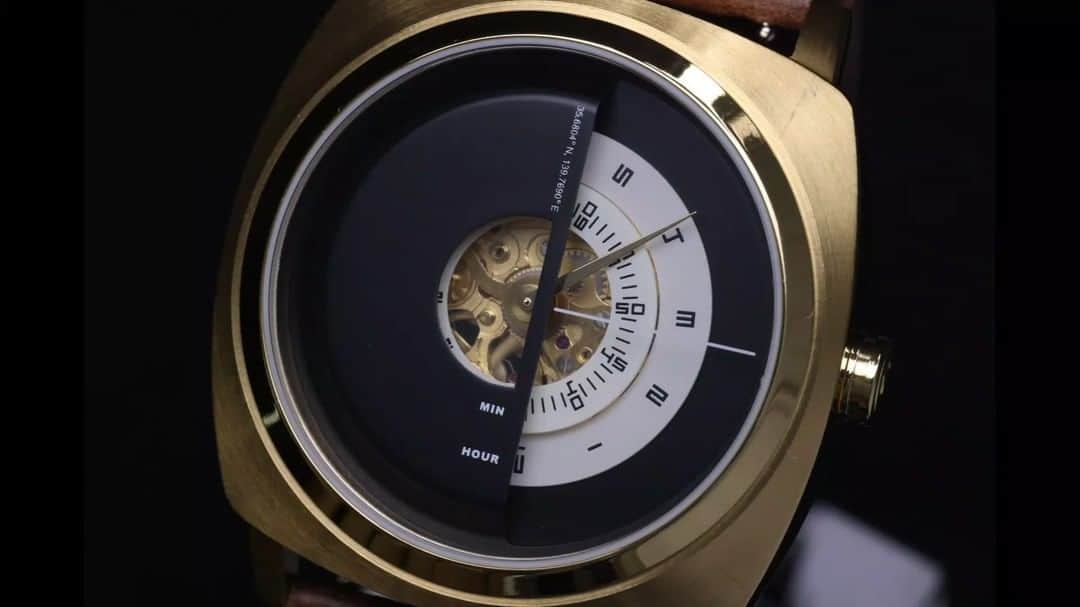 のインスタグラム：「『MASK PLAYER AUTOMATIC』は、半身をマスクで覆ったデザインは忍者がイメージソース。   針の代わりに回転するディスクで時、分を表示。 秒針は自動巻き（機械式）の特徴を活かし細かく動かすことで、デザイン性だけではなく本格的な腕時計としての機能も兼ね揃えています。  TACSシリーズの中でもワンランク上のモデルをぜひ堪能してください。  ------------------ 投稿をタップで商品の詳細がご覧いただけますので、是非ご覧ください。  model: TS2101C price: ¥41,800 tax in ------------------ #tacs #tacsjapan #タックス #uniqueissimple #ライフスタイル #プロダクトデザイン #ベーシックコーデ #デザイン #時計 #腕時計 #productdesign #watch #simple #プロダクトデザイン #シンプルデザイン #デザインウォッチ #japanwatch #ファッション小物」