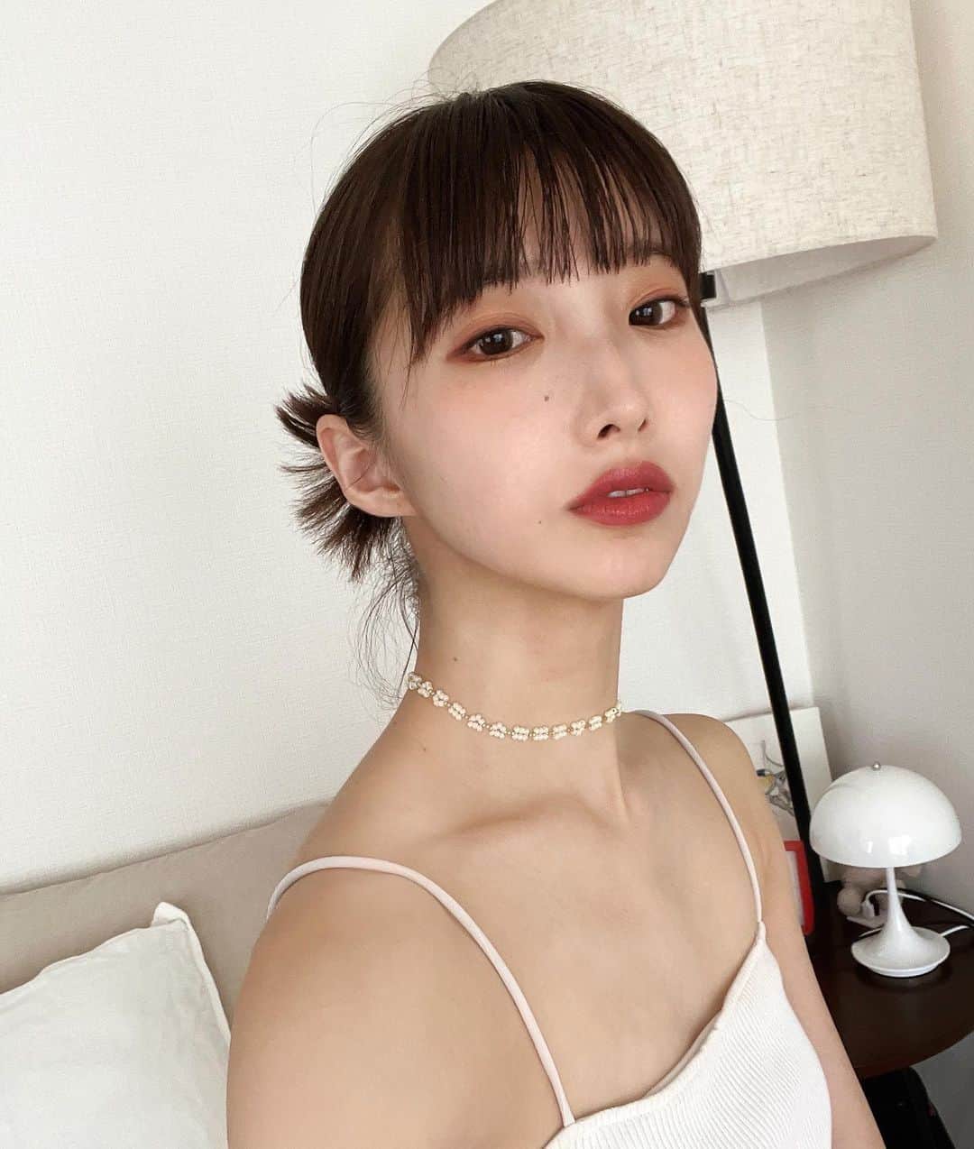 飯島望未のインスタグラム：「@chanel.beauty  New eyeshadow and lips. I’m wearing LES 4 OMBRES TWEED #03 for eyes. ROUGE ALLURE #196 for lips.   写真で使っているのは アイシャドウ: レ キャトル オンブルツイード #03  リップ: ルージュアリュール #196  限定品のツイードのアイシャドウは 使うのが勿体無いほど可愛いけれど 発色は天才的で色の組み合わせも すっごくいい。  リップはルージュアリュールから 新しく出た秋冬のカラー達。 こんなベージュ系の沢山のバリエーション楽しい。」