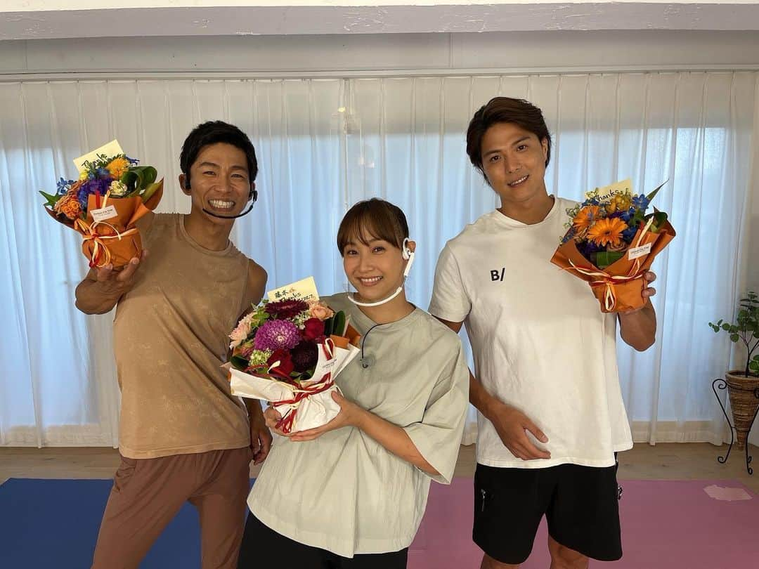 保田賢也のインスタグラム：「. 食欲の秋ですねー🐟🍁🌾 イケトレで太りにくいボディ作り目指しましょう🧘 22:00🔛🏃‍♀️🏃‍♂️⛹️‍♂️  staffの皆さんとも📸✨  #イケトレ #tver  #テレビ朝日  食欲の秋といえば？？  秋刀魚が一番に思い浮かぶ🐟🐟🐟✨」