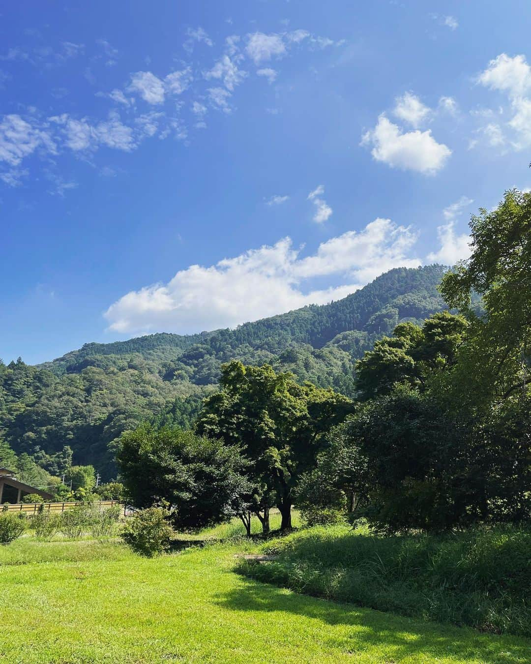 春菜めぐみさんのインスタグラム写真 - (春菜めぐみInstagram)「． OUTDOORあそびーくるのロケでした🏕❤️ 天気よすぎて眩しかった〜😝 ． ． 今日も相変わらず楽しい現場だったなぁ😍 運転して、キャンプして、人生初めての レザークラフトも体験したよ😙💭 コースター作りめちゃくちゃ楽しかったー！🥰✨ ． ． こちら読者プレゼントになるとかならないとか...🤭🤍 ． ． #outdoor #outdoorあそびーくる #📚 #shooting #レザークラフト」9月27日 18時28分 - me_haruna.02