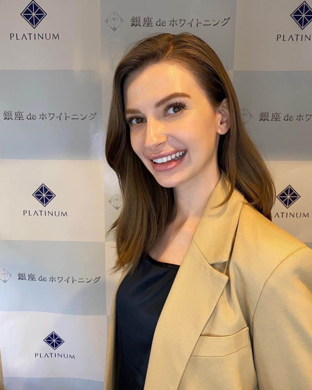 カロリーナさんのインスタグラム写真 - (カロリーナInstagram)「久々にホワイトニングへ🦷✨  ちょこちょこホームホワイトニングを試していたのですが痛くなってしまい、やっぱり私はここのホワイトニングしか向かないみたいです🥹  一回でも汚れが落ち白くなったので大満足です✨  こちらの投稿見たと言って頂ければ15人限定通常3ショット12000円のホワイトニングが5500円で受けられます🦷✨ お店のアカウント(@ginzadewhitening )からLINEかDMしてみてね！  ご予約方法は LINE ID  @hwl1380m (お店のプロフィールURL からもLINE出来ます)またはDM、プロフィールのURLから可能です❣️  東京都中央区銀座3-11-19 10時〜22時まで営業！  #銀座deホワイトニング #ホワイトニングオススメ #歯を白く #歯が白い #人気サロン #セルフエステ #歯磨き粉 #綺麗な歯 #ホワイトニングサロン #個室サロン #銀座エステ #銀座 #東銀座 #セルフホワイトニング #ホワイトニング #白い歯」9月27日 18時29分 - karolina0824