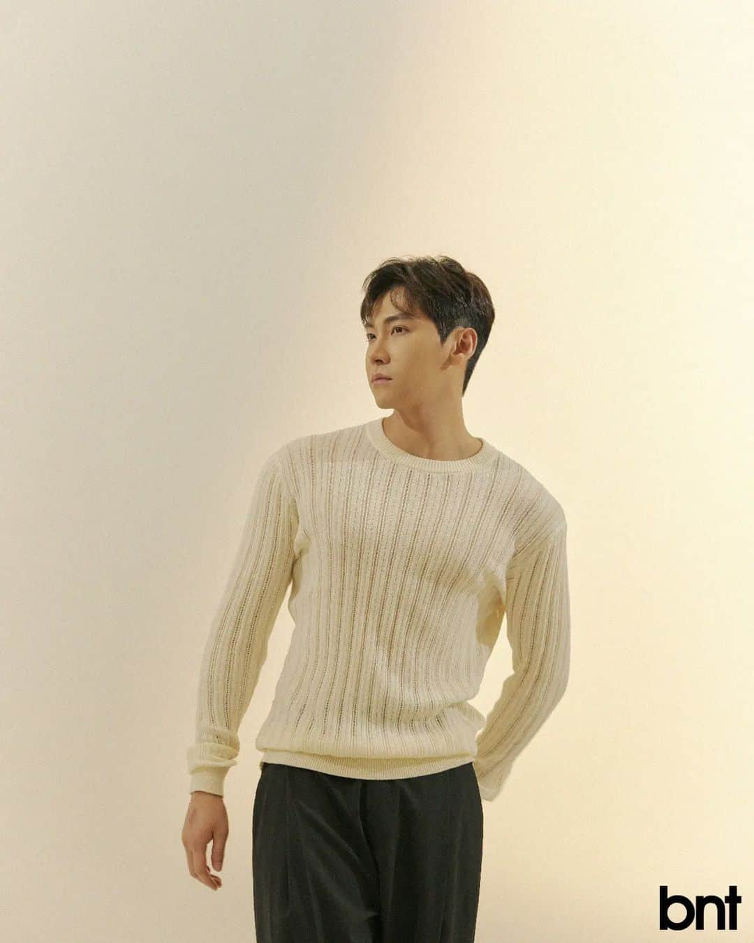 ソン・スンヒョンのインスタグラム：「BNT 화보 그리고 인터뷰가 오늘 공개 되었습니다😋 오랜만에 여러 소중한 질문들에 답하고 소식을 조금이나마 전할수있어서 기뻤습니다. 정말 감사하고 행복한 촬영 이었습니다. 많은 관심 부탁드려요 !🥰 (화질 말씀해주셔서 다시 올립니다🫣🤣) @bntnews_kr !!」