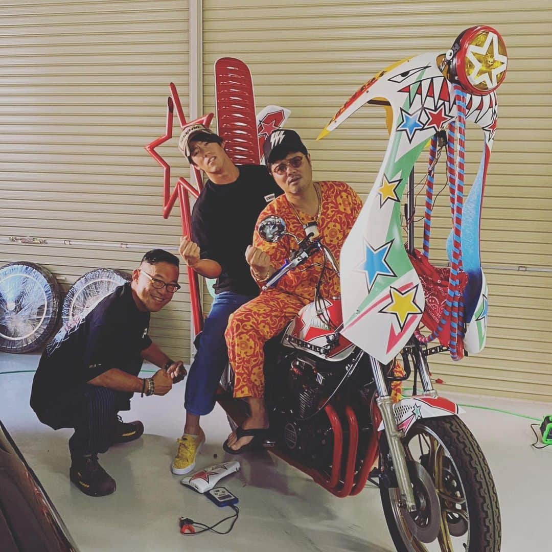 重信慎之介のインスタグラム：「- 先日、佐田さんの城へお邪魔させて頂きました！ 初めましてでしたが、とても優しく丁寧にご対応頂きました😭 本気羅武笑 素敵な時間を過ごさせて頂きました。 佐田さん、繋いで頂いた高野倉社長本当にありがとうございました🙇‍♂️ - #佐田正樹 #佐田ビルダーズ #族車 #重信慎之介 #しげガレージ」
