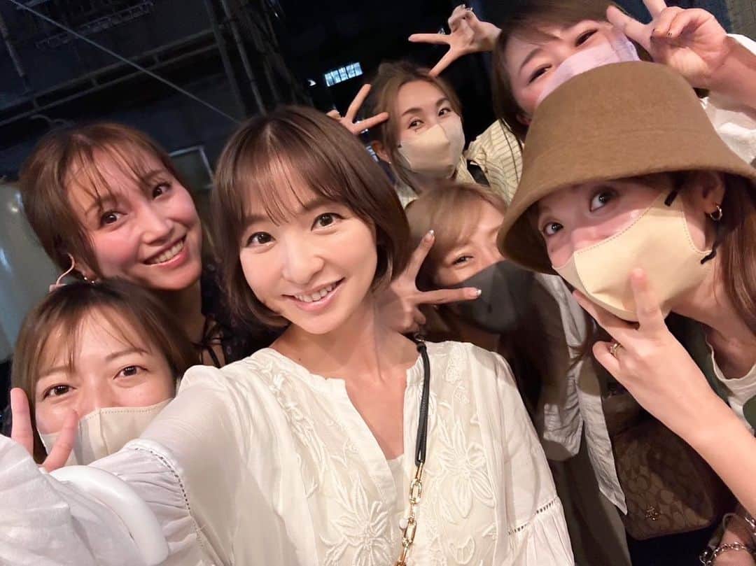 篠田麻里子のインスタグラム：「本日20時より、 TNC「福岡ルーツアー」に カンニング竹山さんと 出演しています📺 地元である糸島で私のルーツをたどるロケをしてきました。 恩師や地元の友達もいっぱい出てます🫣 是非、皆さん見てくださいね😊  高校同級生と中学の同級生🤫 #糸島#福岡#地元」