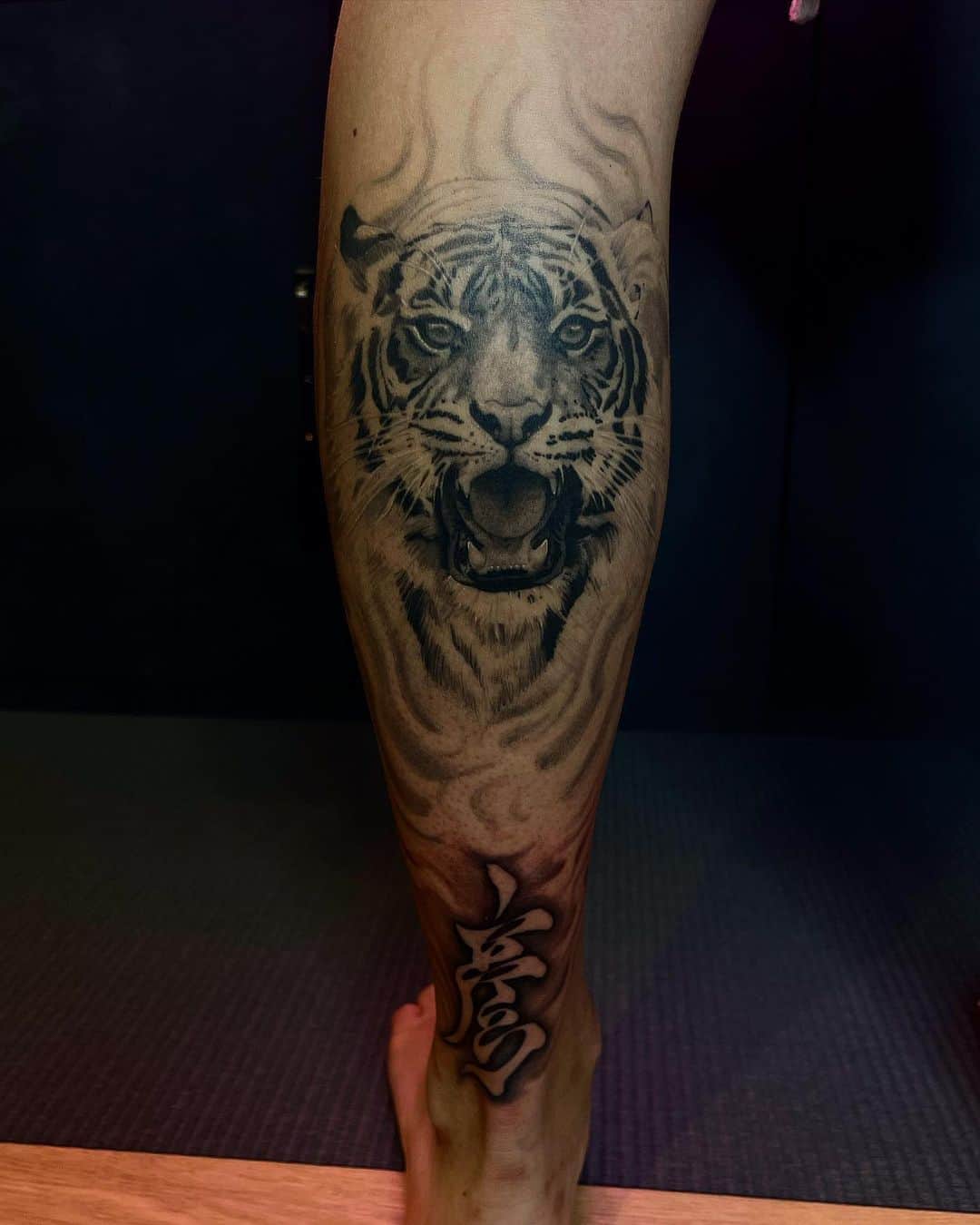 彫師美漸のインスタグラム：「虎/漢字 刺青 KanjiTattoo @bizenart_tattoostudio 漢字デザイン @junpei_hagihara ・ #kanjitattoo #Tigertattoo #刺青 #彫師 #美漸 #彫師美漸 #表参道 #原宿 #原宿タトゥー #タトゥー #東京タトゥー #Bizenarttattoostudio #tokyo #tattoo #art #fashion #bizenart #bizen #문신　#Bizentattoo  #tattooer #tattooist #tattooartist #tattooart #tattoostudio #japanesetattoo」