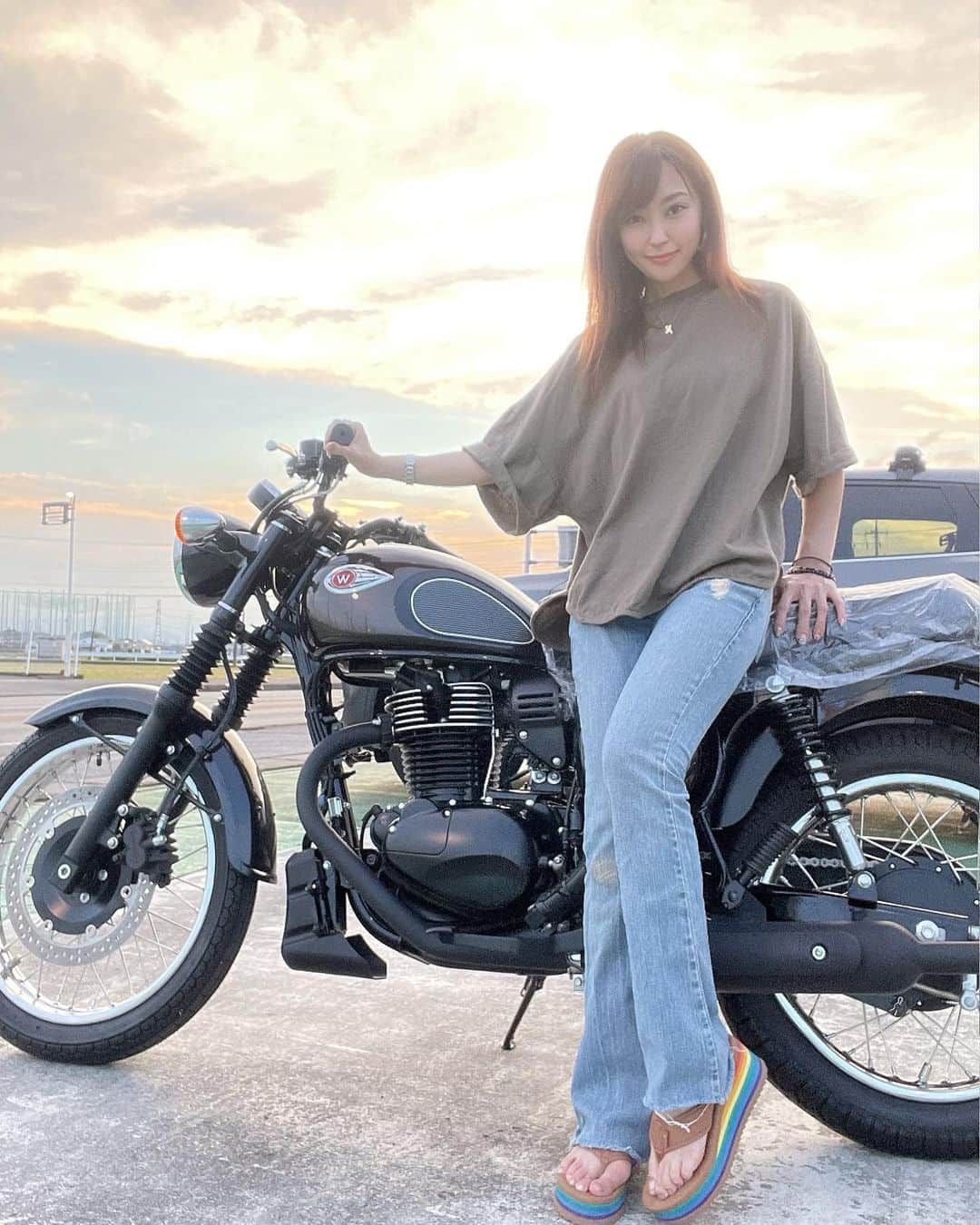 中川祐子のインスタグラム：「カワサキW250SE🏍💕 . バイク免許を取得してから 1年近く経っちゃったけど、 ついについに！ マイバイク買いましたー✨😆✌️ . どのバイクにしようか 色々見てきたけど、 どうしても惹かれるのは triumphとかハーレーとか 大型バイクばかり…笑 いっそ大型免許も取っちゃおうかと思ったけど、、 . ある日レンタル屋さんで初めて W250SEに出会った瞬間、 一目惚れ😳✨ コレだー‼️って ずっと心に決めてたんだけど、 なかなかこのスペシャルエディションが 市場になくて、、 . ダメかなーって諦めかけていたころ、 なんと奇跡的に見つかったの✨✨ . ストーリーで質問に回答して下さった皆さま、 情報を送って下さった皆さま、 本当にありがとうございました✨😭🙏 . やっと会えたよー🥰 待っててほんとに良かった！ . 納車は10月✨ 早く乗りたい！！💓 . #カワサキ #カワサキバイク  #W250SE #エストレア #スペシャルエディション #エストレア250  #カフェレーサー #ブラックエンジン #バイク女子  #バイク好きな人と繋がりたい  #マイバイク #ツーリング行きたい #mymotorcycle」