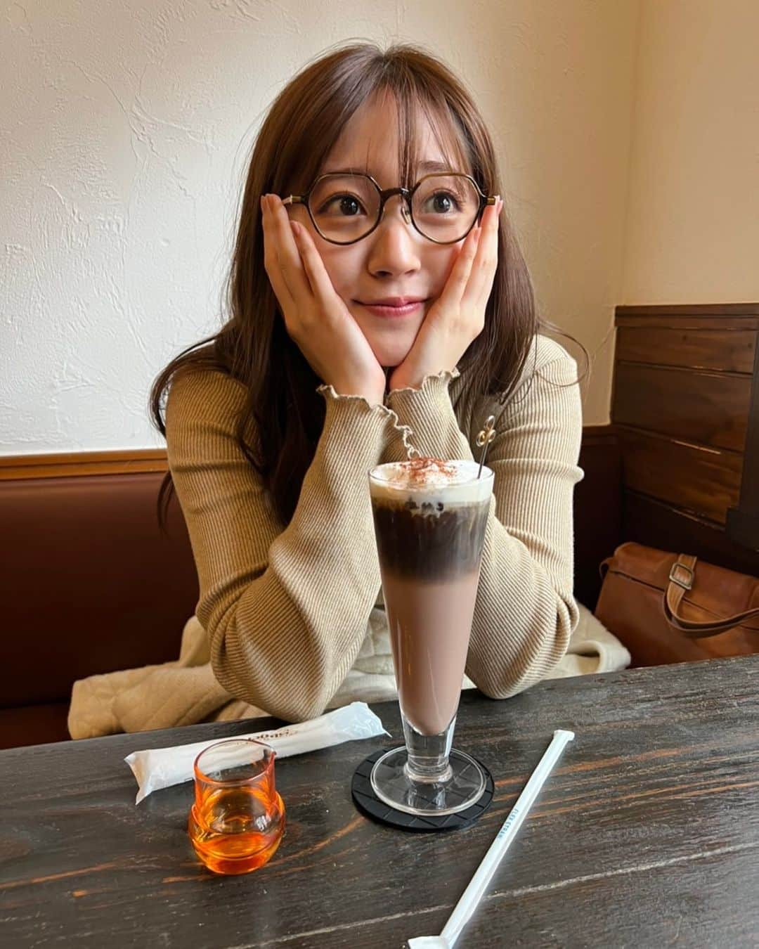 鈴木愛理さんのインスタグラム写真 - (鈴木愛理Instagram)「✴︎ いつかの喫茶店☕︎  いつもはラテだけど、純喫茶に行くとモカを頼みがちな私。。。  #スズキノシフク #たまたま続くメガネ投稿 #🙈」9月27日 19時27分 - airisuzuki_official_uf