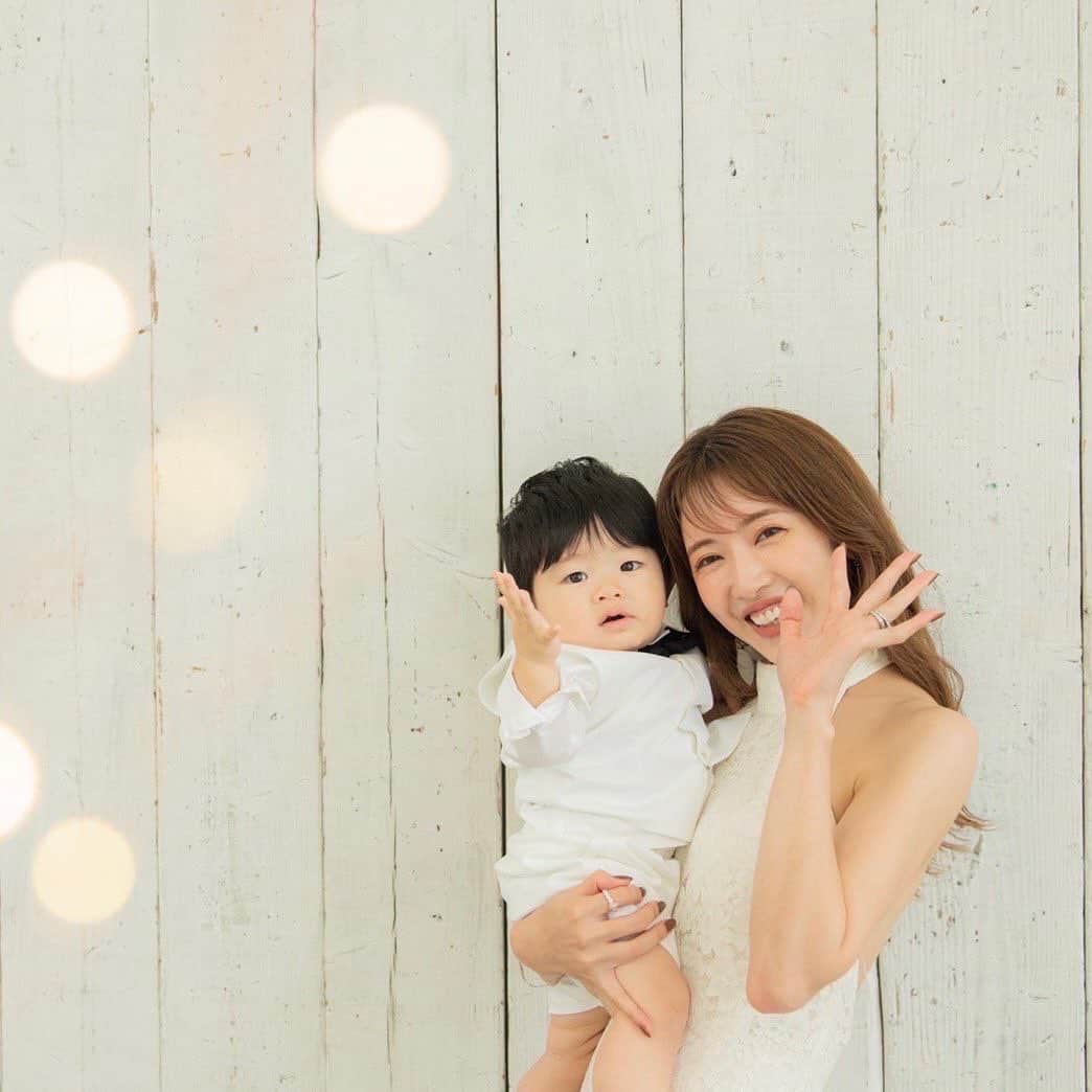 舟山久美子（くみっきー）のインスタグラム：「祝1歳 🎂 と言う訳で出張フォトグラファーさんにお願いして、すくすくと成長する息子の瞬間を撮って頂きました 📸  撮影時、ちょうど朝寝と被ってぐずぐずしながらスタートしたのですが、、、流石プロフォトグラファーさん 🥹🙏！！  息子の視線をおもちゃで惹きつけたりして気分転換しながら、いつもに増して可愛い姿をたくさんカメラにおさめてくださいました💕✨✨  パパはお仕事が忙しくどうしても来られなかったので、息子と思う存分ラブラブしといた 😘笑  写真を見せたら僕も撮りたかった...と悲しがっていたので、また何処かで家族全員でも撮れたらいいなぁ ✨☺  はじめて利用したけどとーーってもよかったのでぜひfotowaで検索してみてください ✨ @fotowajp  平日なら1時間の撮影で21,780円(税込)、データは75枚以上もらえるよ。 料金も一律で追加料金無しなのも嬉しいところ🥹  #バースデーフォト#1歳誕生日 #fotowa #フォトワ#fotowa体験談 #出張撮影 #出張カメラマン#PR」