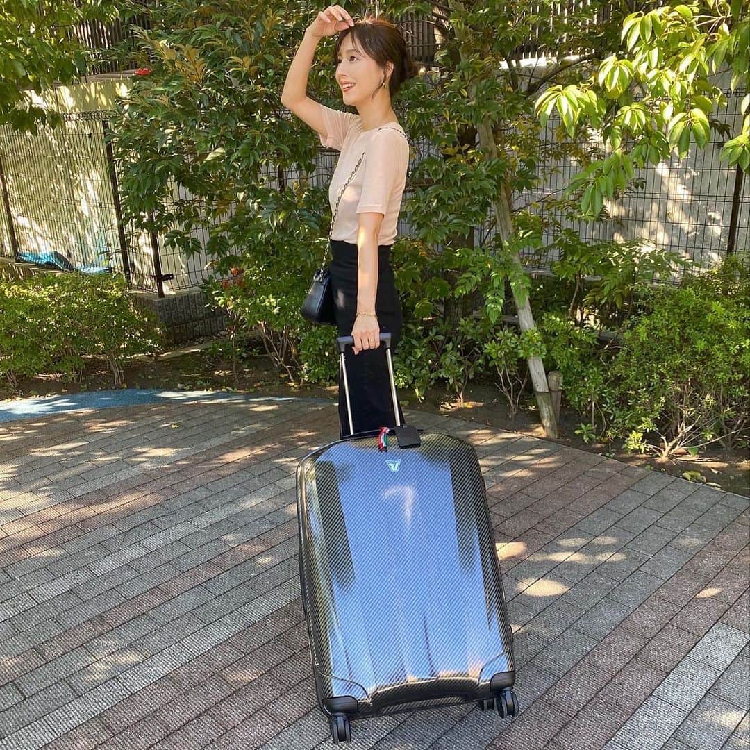 のインスタグラム：「スーツケースを新調しました✨ イタリアの老舗スーツケースブランド @roncato_japan WE ARE 63L BLACK🖤  スタイリッシュなデザインでなによりとっても軽い✨ 大型のキャスターで、安定感のある使用感でありながら 静音性にも優れています。 さらに、ファスナーには通常の2.5倍の強度を誇る ダブルファスナーを採用しており こじ開けにくいデザインで機能性も抜群！ 10年保証や修理サービスもしっかりとしているので 長く大切に使っていきたいです☺️ #roncato #ロンカート #madeinitaly #スーツケース #旅行アイテム #海外旅行 #キャリーケース#pr」