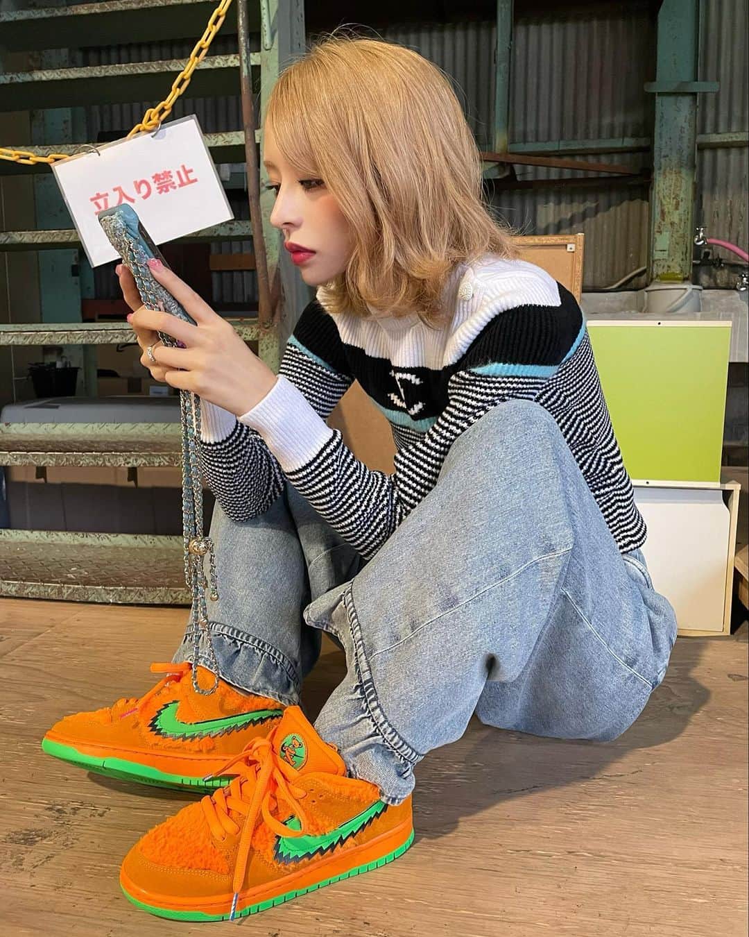 のインスタグラム：「涼しなってきたからやっとおろせました🧸👟🧡  投稿用に何十枚もバチキメて撮ってたのに MJがさくっと撮ったこれがいちばん自然でいいやんってなってもらった💮」
