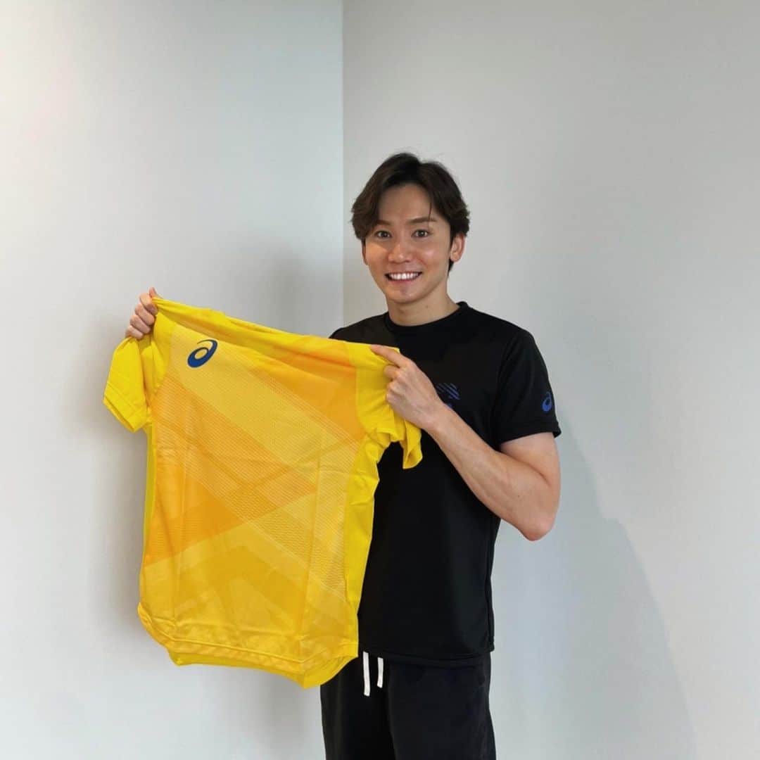 江原騎士のインスタグラム：「. . ASICSのSDGsの取り組みの１つであるGREEN BAG PROJECTに取り組みました！ . 東京都内にある回収ボックスにTシャツを入れました。 10/1日に水泳教室を実施する近江八幡市立健康ふれあい公園にも回収ボックスが設置されています。 11/1日まで設置されてますので、皆様も是非一緒にサステナブル活動に取り組みましょう！！ . . #asics #SDGs #近江八幡市立健康ふれあい公園 .  https://onl.tw/yUaXHSs」