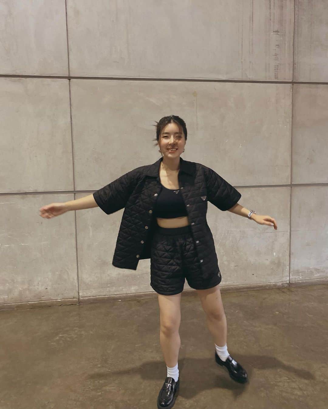 GYEON SEOのインスタグラム：「_* 🖤🖤🖤 . . ถ่ายเสร็จแล้วกลับบ้านได้」