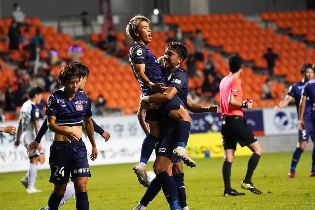 秋山拓也のインスタグラム：「. 勝つって最高‼️ 麗央、拓磨ナイスゴール⚽️ カルナイスアシスト👍 次も全員の力で勝ちましょう🔥 . #長野パルセイロ#パルセイロ#3 #長野をオレンジに」