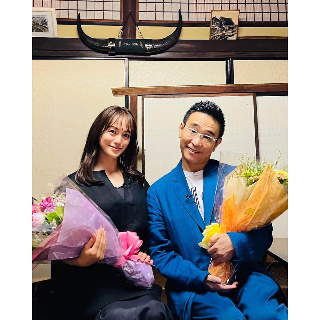 のインスタグラム：「明日28日水曜日　夜22時 BS朝日　百年名家 なんと最終回です 私が参加させていただいて約10年 そんなに長くさせていただいたんだなぁ 終わるのが本当に寂しいなぁと 思いながら撮影していました この番組では 建築についてたくさん勉強させていただき また施主、施工主の方々の熱意、技術に 毎回　圧倒されました  日本にはまだまだ百年以上経つ 素晴らしい御宅、建物があります またいつか 皆様にご紹介できたらいいな そして自分もそのような建物を見たいと思っています  今までご覧くださりありがとうございました🙇🏻‍♀️ そして明日の夜も見てください  最後もオバショットで😆  衣装　@houseoflotus_official」