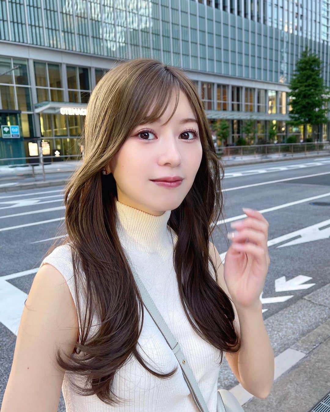 石崎日梨のインスタグラム：「⁡ この夏、最後のノースリーブ😶‍🌫️🫧 ⁡ ヘアカラー安定にアシュ系続けてる！ 前髪も作れるように切っていただいてるよ〜 後ろの長さは、もう少しロングに伸ばし中…♡」