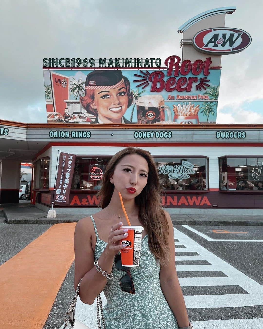 kaoricameraのインスタグラム：「. 沖縄のハンバーガーといえばA&W🍔❤️‍🔥 ルートビアは湿布の味しかしなくて🥵笑 .  #沖縄 #沖縄旅行 #那覇 #aandw #エーアンドダブリュー   #ハンバーガー#離島 #沖縄スポット  #okinawa #プール #海 #ルートビア  #水着 #ビキニ #国際通り #alexiastam」