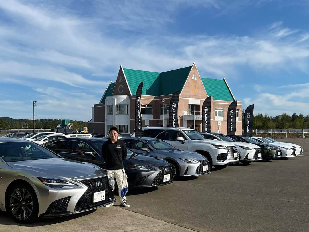 折目遼さんのインスタグラム写真 - (折目遼Instagram)「『LEXUS NEW DISCOVERY TEST DRIVE』 今回は、北海道のLEXUS販売店の皆様と一緒に企画から練り上げたイベントだったので、改めてLEXUSが大切にする“おもてなし“とは何か？を知る良い機会になりました。 そして何より、LEXUSを通して様々なお客様と繋がる事が出来るのも、体験型イベントの良い所😊 皆様のお陰で、素敵な一日を過ごす事が出来ました！ ご参加頂いた皆様、販売店の皆様、有難う御座いました🏁 #lexus #nextchapter #lc #rcf #is #lx #nx #ls #lfa #北海道 #くるますきなひととつながりたい #needs24 #十勝スピードウェイ」9月27日 21時46分 - oriori0626