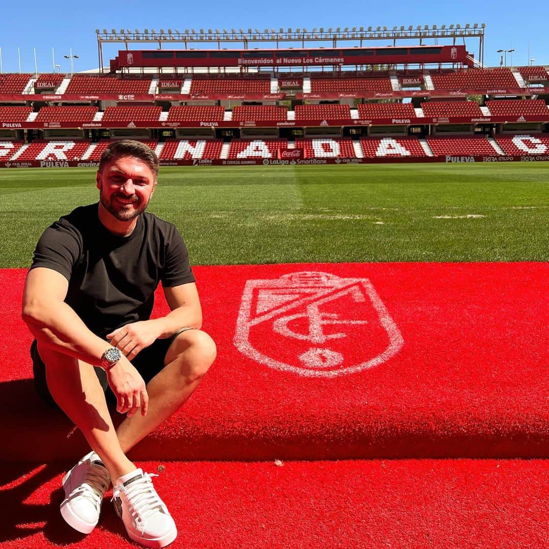 ギリェルメ・シケイラのインスタグラム：「Cuantos recuerdos. Cuantas tardes y noches inolvidables en este estádio.   @granadacf ❤️」