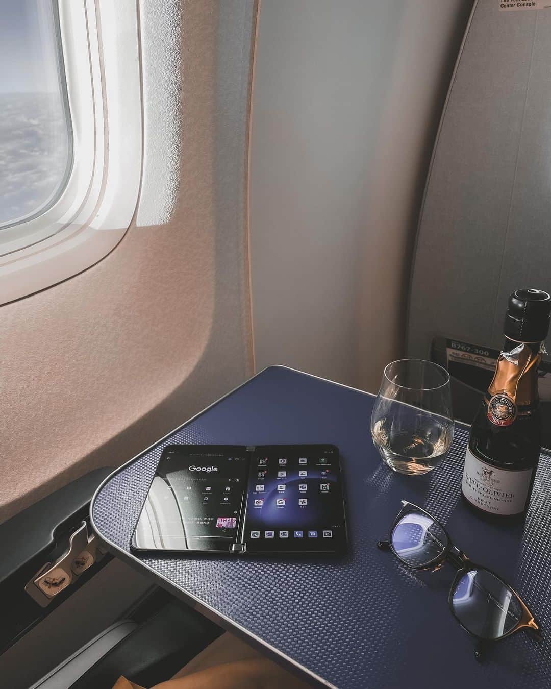 小松あやのインスタグラム：「. 空の旅の必需品🫶🏽 　 デュアル画面のSurface Duoと、 ブルーライトカットの眼鏡🥽 　 そして最近ハマってるのが、 地球上でもう行ってないところはないんじゃないか ってぐらいの旅マスターひいちょん @h_h.world さんに タイ土産でもらった 鼻スースースティック🐸 　 三半規管が虚弱なので、 乗り物の中で読み物書き物してると、 大抵具合わるくなるんだけど、 最近はコレをお供に持って行くので、 嗅いだり、こめかみにチョンチョン塗ったり、 リフレッシュしながら心地よく過ごせてます🪩 リピ買い決定品✋🏽 　 　 #空の旅 #旅のお供 #フライト #旅が好き #一人旅女子 #タビジョと繋がりたい #飛行機の中」