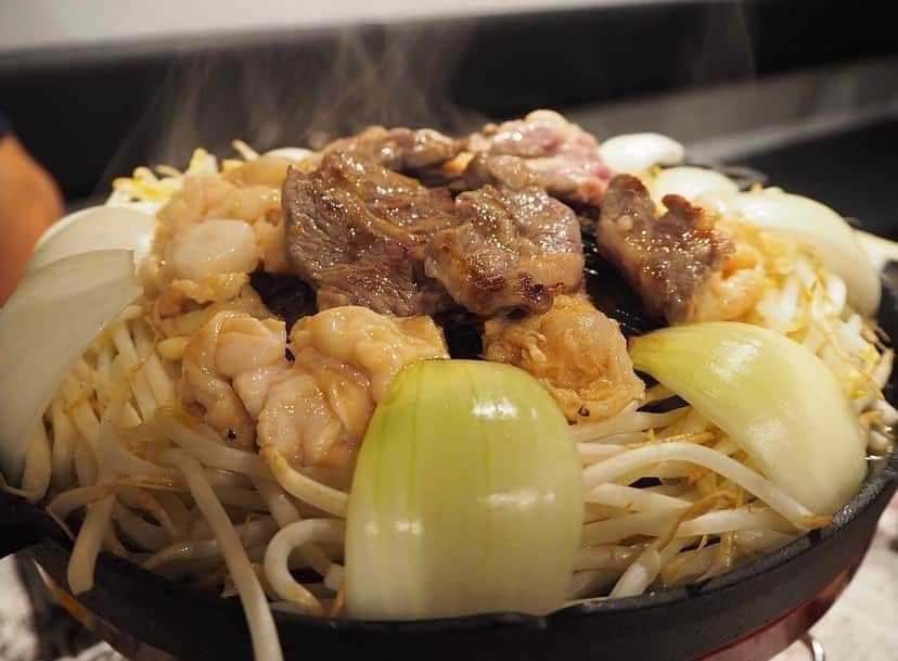 永山竜樹のインスタグラム：「みなさんジンギスカンは食べたことありますか？  ジンギスカンで使用する羊肉は高タンパクで脂肪燃焼効果もあり筋肉に嬉しいお肉です！  更に免疫力アップも期待できます！  ジンギスカンを食べて健康的な身体を作りましょう！  美味しいジンギスカンを食べたい人は成吉思汗カムイへ！ 　　 #成吉思汗カムイ#ジンギスカン#羊肉#ラム肉#筋肉#ダイエット#免疫力アップ」