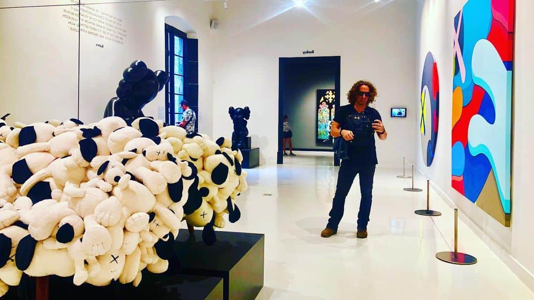 マイケル・トレイナーさんのインスタグラム写真 - (マイケル・トレイナーInstagram)「Proof of Life & Art & Couches made of Snoopy. #Kaws #Barcelona.」9月27日 22時32分 - traynorland