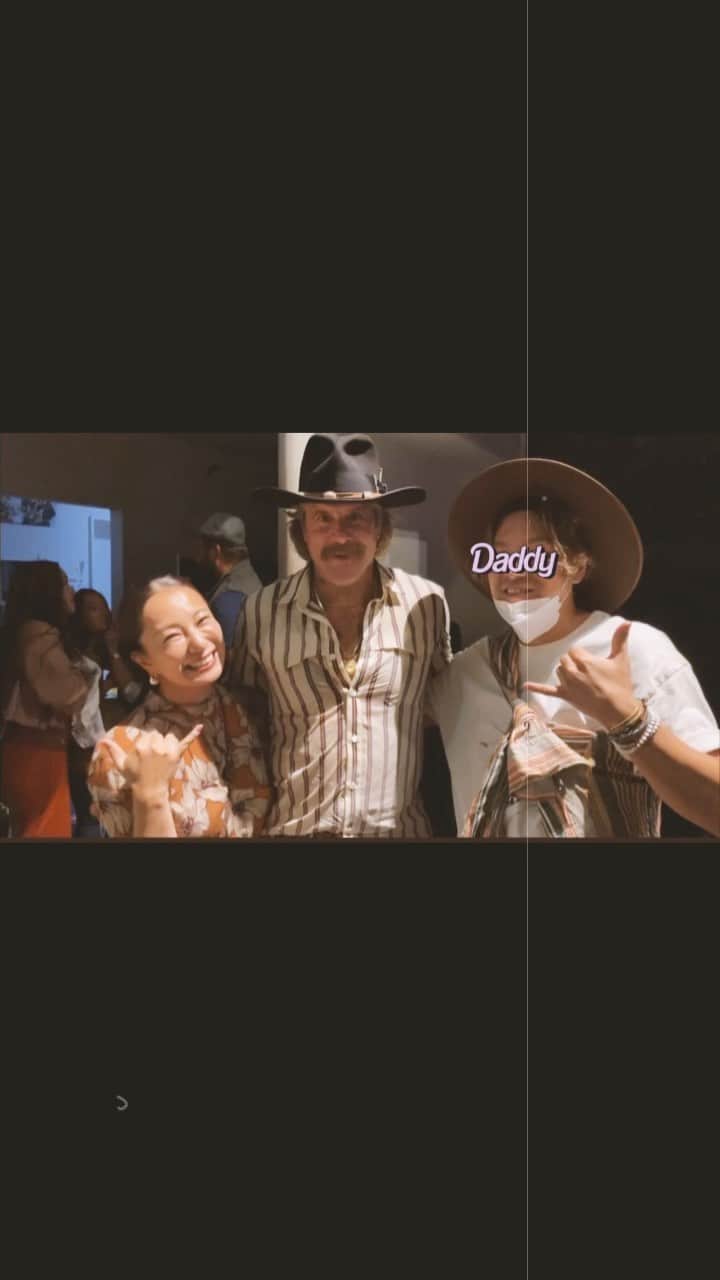 のインスタグラム：「会えたなんてウソみたい🏄‍♂️✨♪ #ドノヴァンフランケンレイター さんの生歌がたまらなく心地よかった♪  ステージに2人なのにベースも聴こえるのなんで？と思ってジーっと見てみたら ドノヴァン様、ギター１本でベースも弾きこなしてるの？！  ドラムの @grundymatt さんはドラム／コーラス/ハーモニカ／ギター をこなす天才だし🥳  自然と体がヨコに揺れる感じ♬  そしてお隣だった親子さんがまた素敵で✨ 小学生の息子さんがドノヴァンがステージから《1人で歌って》って合図で♪It Don't Matter のコーラスに客席からとても上手に歌ってて会場のハートを掴んでたの😍  ライブ後お父さんが見せてくれたお写真は、その息子さんがお腹にいる時の奥様のお腹にドノヴァンがそっと手を添えてる家族写真でした🤰✨  生まれる前からの再会だったなんて素敵すぎじゃない？！  終わってからその親子さんがプレゼントしたいものがあるってドラムのmattさんに通訳させてもらってたら、『じゃぁドノヴァンを呼んできてあげるよ』って😇 ドノヴァンはその子からのプレゼントのメガネも掛けて記念写真🧡もはや#ハリウッドザコシショウ 😂その姿に周りもみんな笑顔でした😆 そしてせっかくだからと私たちも撮ってくれちゃった😂みなさん優しすぎる💓  @donavon_frankenreiter オフィシャルにも載ってたの、親子さん、見れてるかな〜😍  心がとても温まる、束の間の時間でした😌  ☆ダンナちゃん、チケット取ってくれてありがとう😆ジィジバァバ、おちびちゃん見てくれて本当にありがとうございます🙇‍♀️💦 #ドノヴァン#donavon#donavonfrankenreiter」