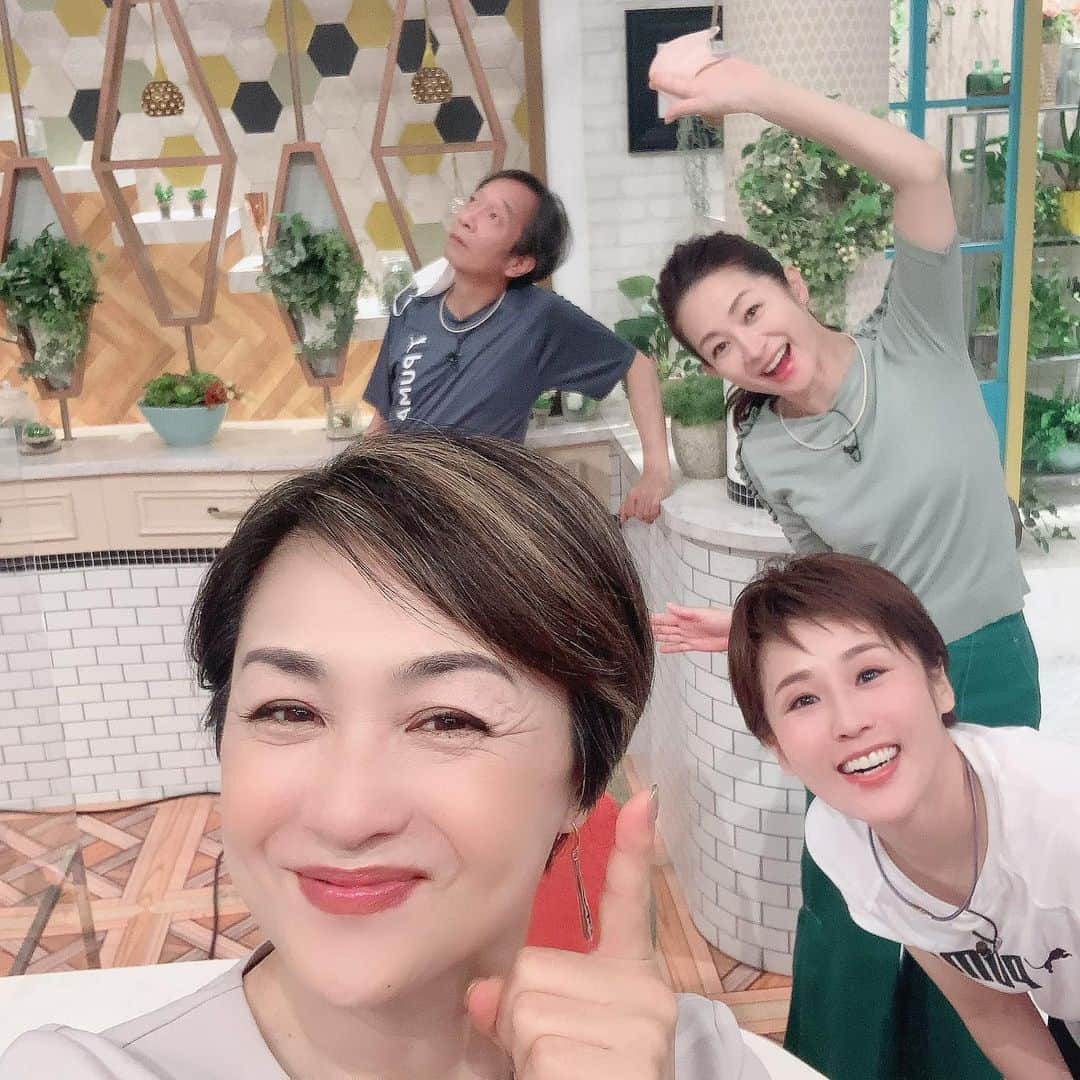 香坂みゆきさんのインスタグラム写真 - (香坂みゆきInstagram)「おはよう〜❗️ 今日のなないろ日和は 健康がテーマです 簡単な日々の運動法 意識して生活することが大事 皆さんも健康でいてくださーい❣️  #なないろ日和  #テレビ東京  #bsテレ東  #見栄晴 さん #にしおかすみこ ちゃん #山内乃理子 さん #❤️ @mieharu_mieharu  @nishioka_sumiko  @norikoyamauchi23」9月28日 9時17分 - miyuky__way