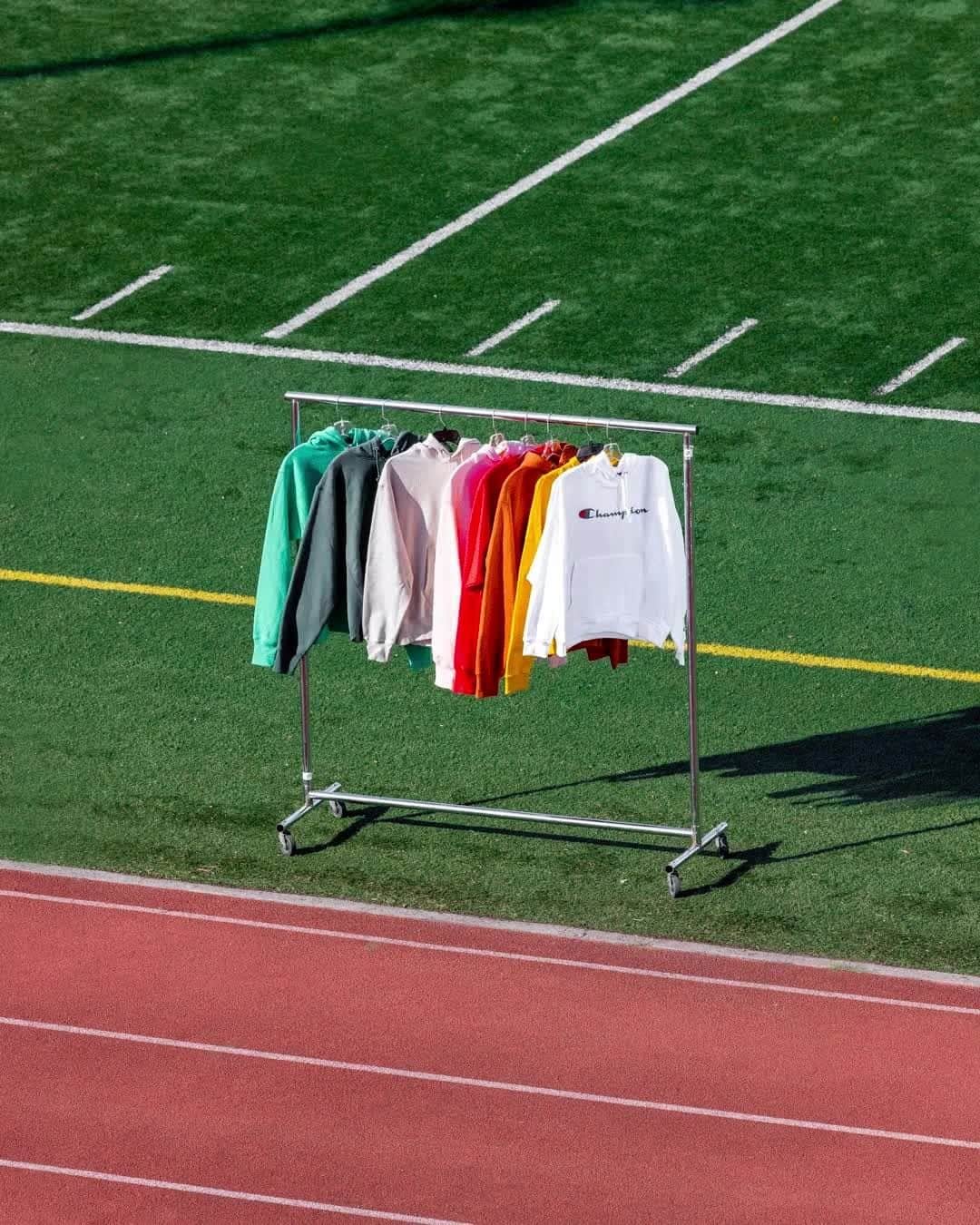 Champion EUのインスタグラム：「A hoodie for every day of the week. ☀️ - Our iconic hoodie is available in a range of colors and styles. Start your collection at the link in bio.」