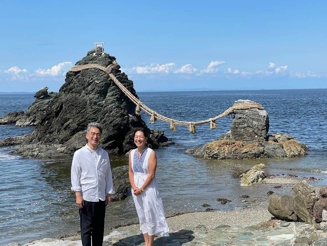 のインスタグラム：「52歳になりました。 週2回のトレーニングと皇居ラン5km、そして週1回のテニスを継続し 手術をした膝や肩の調子もここ数年では最も調子が良い状態。  3年前から取り組んでいる育成プロジェクトでは、様々な方々の協力を得てジュニアの国際大会を松山、岐阜、久留米と3大会開催することができるようになり、 日本女子ジュニア達へ、世界で戦える環境を作れるかに多くの時間と情熱を費やしています。  プライベートでは、穏やかな日々を過ごす中、5年ほど共に時間を過ごしてきた大切な人と人生を2人で歩みだしました。 人生100年時代。 50代に入っている今ではありますが、まだまだこれからたくさんの楽しい時間を2人で積み重ねていきたいと思い、2022年1月に入籍をいたしました。 このような形でお伝えするべきか否かを考えていましたが、バースデーを機にお伝えさせていただきます。 (写真はJuly,2022＠夫婦岩） ご報告まで  伊達公子」