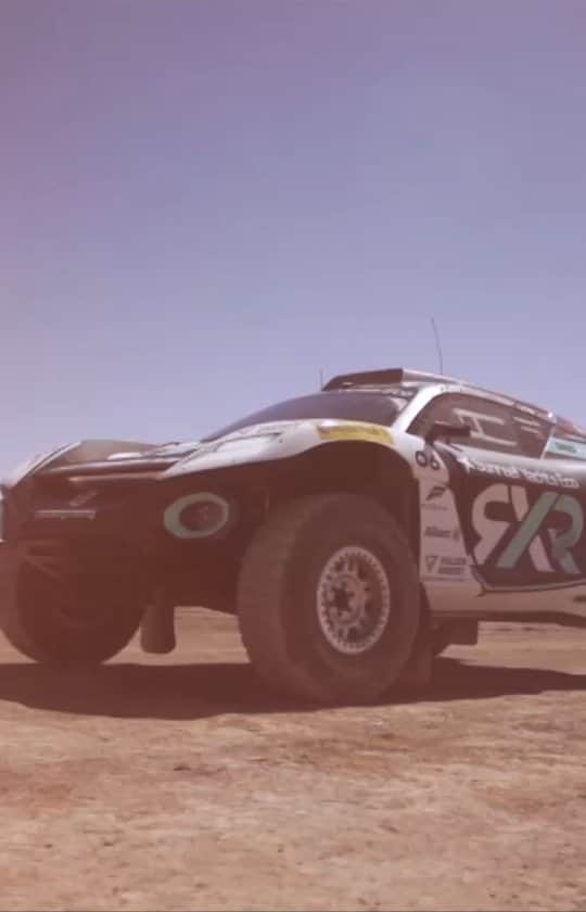 ゼニスのインスタグラム：「#ExtremeE: Revolutionizing motorsports while trying to bring lasting change for a greener, brighter future. This past weekend in Chile, the penultimate race of this season 2 of EXTREME E dubbed “Copper X Prix” took place off the Antofagasta Minerals, where racers faced a new kind of terrain that provided them with the most challenging course yet Congratulations to X44 Vida Carbon Racing team for the victory.」
