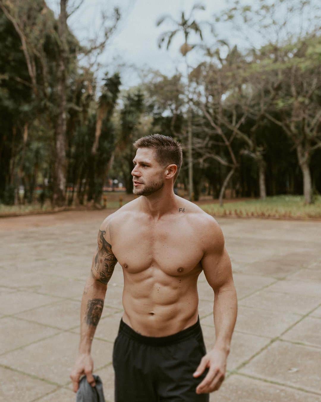 Jonas Sulzbachのインスタグラム：「Fotinho pós treino #Mahamudra 💪🏼  Foto: @andrebusatos」