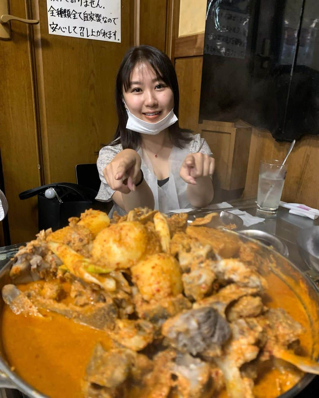 西田麻衣さんのインスタグラム写真 - (西田麻衣Instagram)「ご覧の通りまた  やらかしてますね🐷  住民票ここに移したいぐらい  毎日通いたいです  感謝感謝の日😌  #4名様で🥘 #東新宿にある #老舗韓国料理屋さんで #カムジャタン #賑わう😂 #〆のおじやも絶品 #自家製白菜キムチ最強過ぎて #おかわり #もう市販のキムチ食べれるか不安 #すごいボリュームキムチ伝わりますか #韓国料理 #お得意の #レモンサワーと共に🍋 #韓国料理だいすき♡ #30年以上も歴史のあるお店 #昼間から贅沢な時間 #幸せ😚 #男子はバリバリ #尊敬出来る仕事人間が良いけど #女はのんびりがいいよ😌笑 #伝統韓国料理松屋 #またすぐ行きたいです❤️‍🔥」9月28日 2時48分 - mai.nishida.official