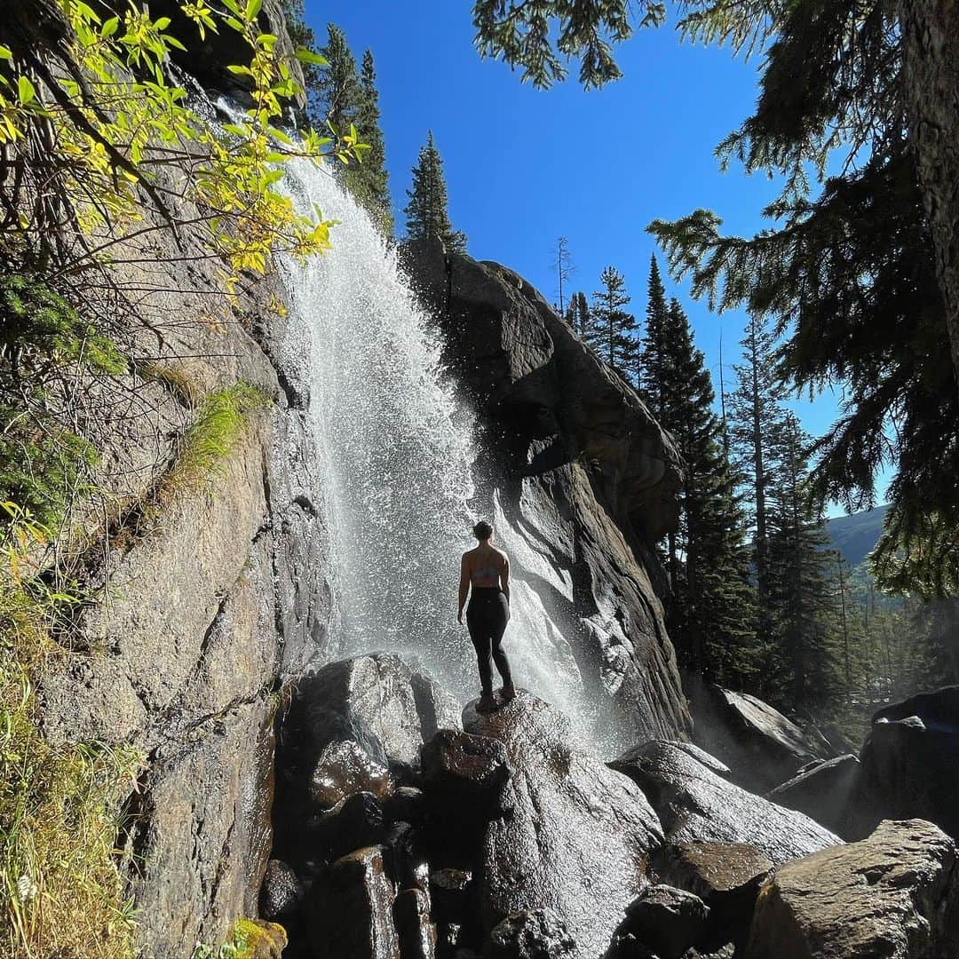Nicole Mejiaのインスタグラム：「Sunrise hikes >>>> Once you get past the waking up at 3:30am thing, of course.  Big thanks to @drew_rossi_adventures for snapping this last week on our hike up to Ouzel Falls. 10/10 would recommend.   Next hike’s mission: to see the changing Aspens! 💛😌  #coloradolife #rockymountainnationalpark #ouzelfalls #sunrisehike」