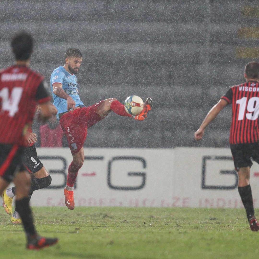 ニコロ・ジリのインスタグラム：「🌧️⚽️」