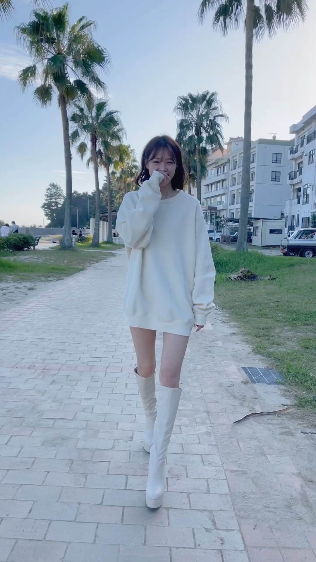 橘香恋のインスタグラム：「おはようございます🥰 ⁡ 前回の投稿に いいねとコメントありがとうございます✨ ⁡ 寒くなってきたし 早く髪の毛伸びないかな〜、、、🥹 ⁡ ⁡ ⁡ ⁡ #橘香恋 #リール #ロングブーツ #ホワイトコーデ #スウェット #海」