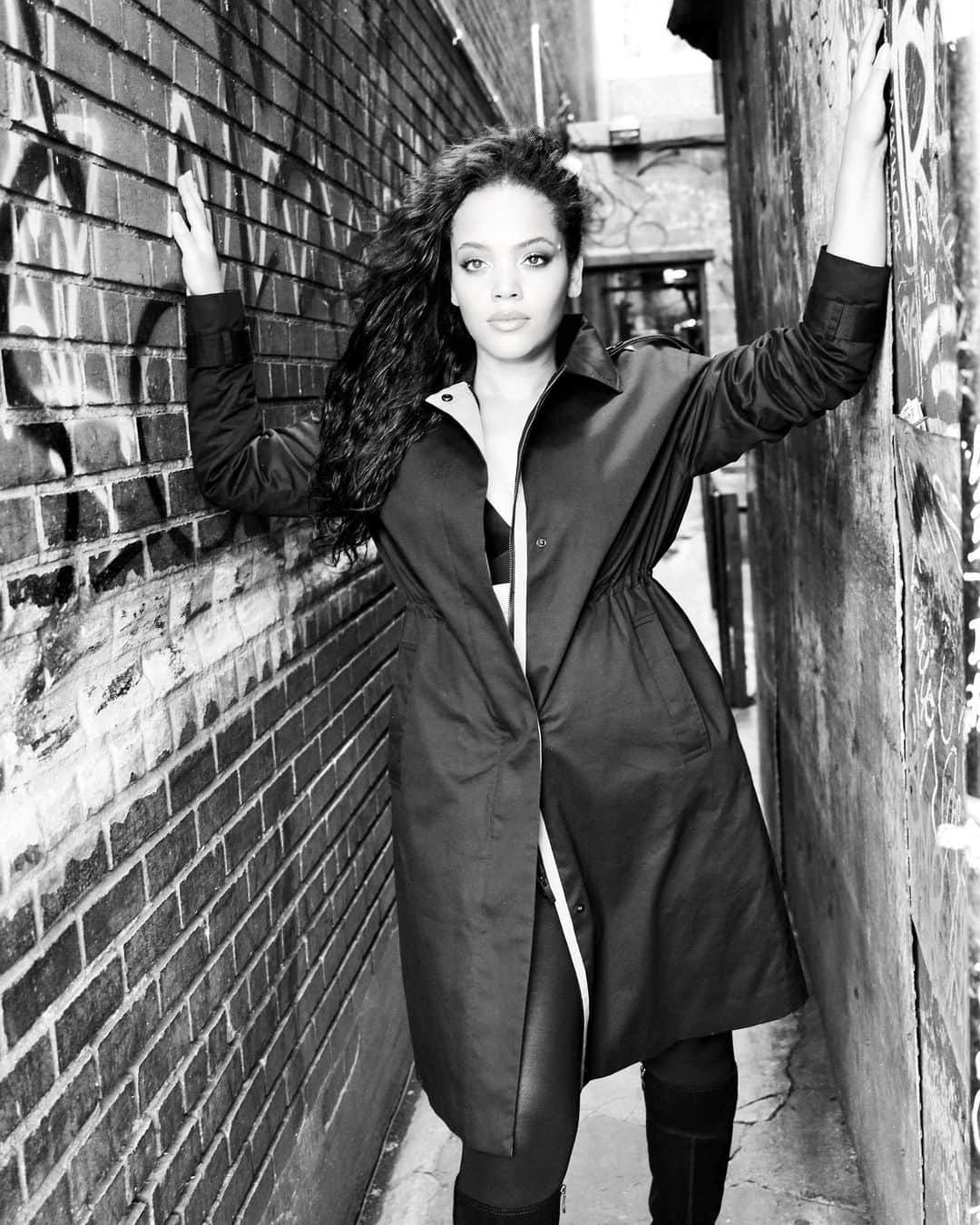 ビアンカ・ローソンのインスタグラム：「“Bianca Lawson is a bare beauty and beyond. She is super smart, deeply caring and creative. She has starred as Darla in the OWN drama “Queen Sugar” since 2016. The final season is airing now if you want to catch a glimpse of this talented female force in action. We are especially fond of Bianca’s open and honest ways. We chat with her about what’s up next, how she achieves a luscious lip, her best friend, cool style and bare essentials. Scroll down and tune in to this one of a kind super soul.” Thank you @tina_turnbow @the.baremag 🤍」