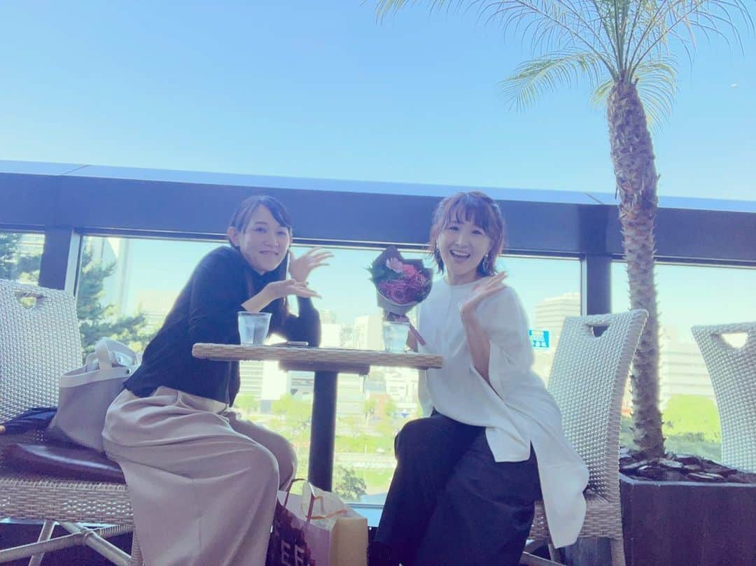 花里まなさんのインスタグラム写真 - (花里まなInstagram)「先日、かのんさんとランチしました☺️🍴💕 かのんさんには音楽学校時代の予科本科のときから大変お世話になり、宙組時代も沢山の公演で一緒にお芝居したり歌ったりさせていただきました🎶 研1で出演した初風緑さんのディナーショーの時、頭飾りを作るのが初めてで悪戦苦闘していた私に、手取り足取り作り方を教えてくださり😭（ほぼかのんさんに作っていただいてました🫣笑）その時からずっと面倒見てもらってました☺️  お料理もお上手で、宙組生はかのんさんの唐揚げが大好き❤また食べたいな〜✨  時間が足りなすぎたので、またゆっくりお会いしたいです💕  #花音舞 さん 退団１周年おめでとうございます㊗️  愛ちゃん（#愛月ひかる ちゃん）がお兄さんで花音さんと私が妹役という『トラファルガー』の新人公演、お稽古中から本当に楽しかった思い出です🤣👍」9月28日 7時30分 - aiko_mana18